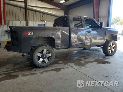 Trzecie zdjęcie samochodu z tyłu: 2011 CHEVROLET SILVERADO K1500 LT VIN:1GCRKSE3XBZ115803 - miniatura