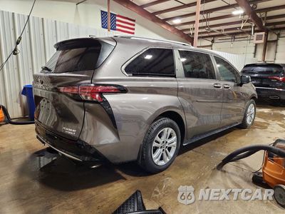 Trzecie zdjęcie samochodu z tyłu: 2023 TOYOTA SIENNA PLATINUM 7-PASSENGER VIN:5TDESKFC3PS087123 - miniatura