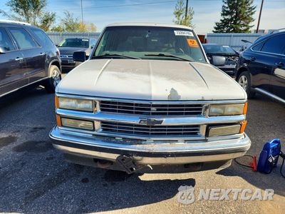 Piąte zdjęcie samochodu w środku: 1999 CHEVROLET SUBURBAN C1500 VIN:3GNEC16R8XG261267 - miniatura