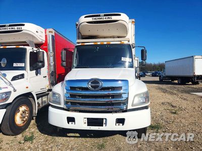 Piąte zdjęcie samochodu w środku: 2018 HINO 268A REFRIGERATED BOX TRUCK VIN:5PVNJ8JR5J4S51556 - miniatura