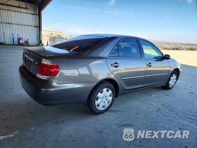 Trzecie zdjęcie samochodu z tyłu: 2005 TOYOTA CAMRY STANDARD VIN:4T1BE32KX5U944653 - miniatura