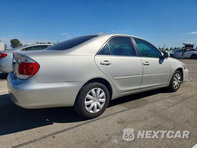 Trzecie zdjęcie samochodu z tyłu: 2005 TOYOTA CAMRY LE VIN:4T1BE30K55U548701 - miniatura