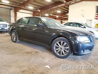 Czwarte zdjęcie samochodu z boku: 2014 CHRYSLER 300 S VIN:2C3CCAGG9EH357200 - miniatura
