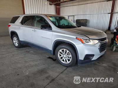Czwarte zdjęcie samochodu z boku: 2018 CHEVROLET TRAVERSE LS VIN:1GNERFKW7JJ150089 - miniatura