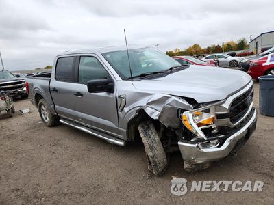 Czwarte zdjęcie samochodu z boku: 2022 FORD F150 SUPERCREW VIN:1FTFW1E53NFC04797 - miniatura