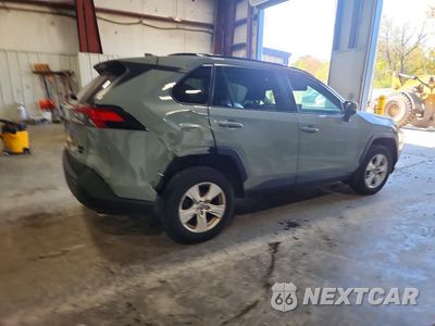 Trzecie zdjęcie samochodu z tyłu: 2021 TOYOTA RAV4 XLE VIN:2T3P1RFV4MW223386 - miniatura