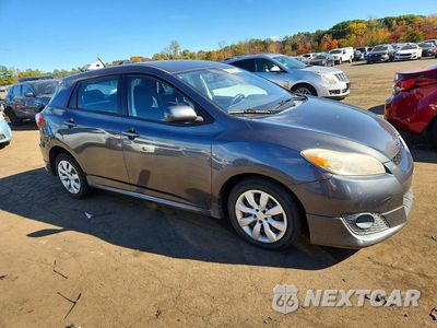 Czwarte zdjęcie samochodu z boku: 2010 TOYOTA COROLLA MATRIX S VIN:2T1LE4EE4AC018454 - miniatura