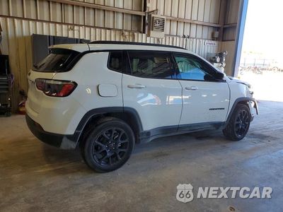 Trzecie zdjęcie samochodu z tyłu: 2026 JEEP COMPASS LATITUDE VIN:3C4NJDBN2TT209377 - miniatura