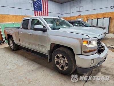 Czwarte zdjęcie samochodu z boku: 2017 CHEVROLET SILVERADO K1500 LT VIN:1GCVKREC8HZ389937 - miniatura
