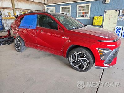 Czwarte zdjęcie samochodu z boku: 2024 HYUNDAI KONA N LINE VIN:KM8HACA37RU052026 - miniatura