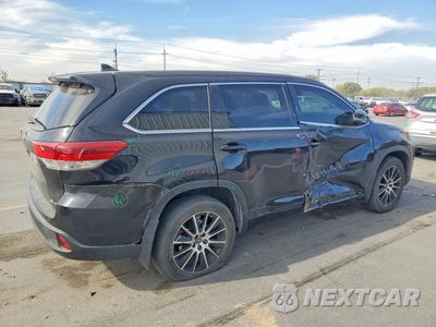 Trzecie zdjęcie samochodu z tyłu: 2018 TOYOTA HIGHLANDER SE VIN:5TDJZRFH6JS540656 - miniatura