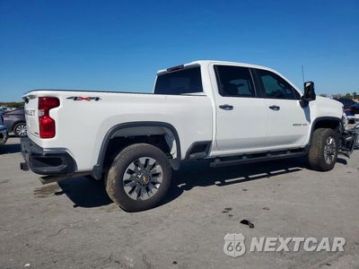 Trzecie zdjęcie samochodu z tyłu: 2024 CHEVROLET SILVERADO K2500 CUSTOM VIN:2GC4YME72R1218160 - miniatura
