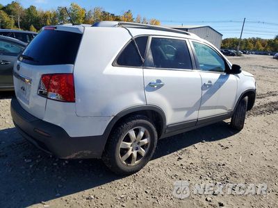 Trzecie zdjęcie samochodu z tyłu: 2013 KIA SORENTO LX VIN:5XYKTDA68DG401046 - miniatura