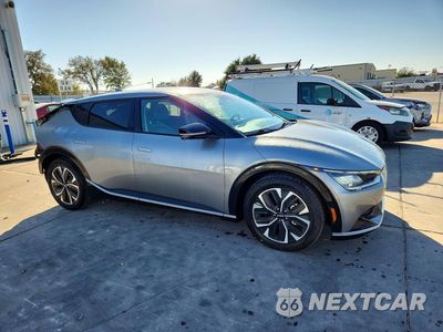 Czwarte zdjęcie samochodu z boku: 2024 KIA EV6 WIND VIN:KNDC34LA9R5205767 - miniatura