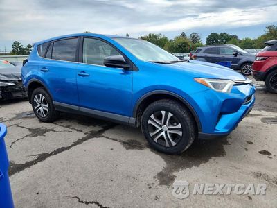 Czwarte zdjęcie samochodu z boku: 2018 TOYOTA RAV4 LE VIN:JTMBFREV2JJ183171 - miniatura