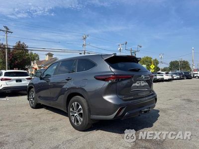 Trzecie zdjęcie samochodu z tyłu: 2024 TOYOTA HIGHLANDER XLE VIN:5TDKDRBH4RS529899 - miniatura