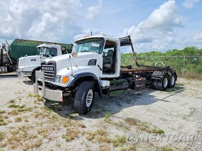 2006 MACK CV713 ROLL-OFF CONTAINER TRUCK 1M2AG11C06M052871 - główne zdjęcie licytacji z USA - miniatura