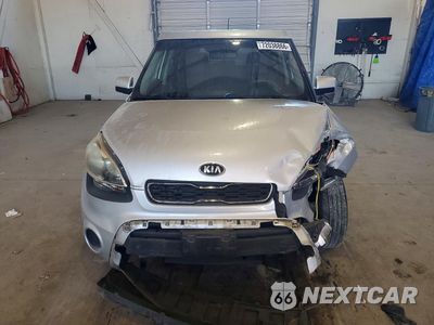Piąte zdjęcie samochodu w środku: 2013 KIA SOUL BASE VIN:KNDJT2A5XD7774495 - miniatura