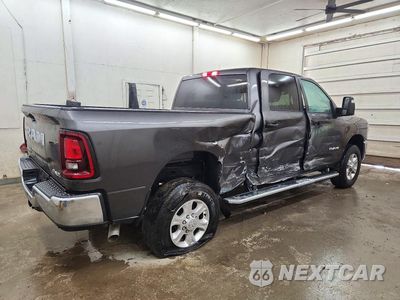 Trzecie zdjęcie samochodu z tyłu: 2026 RAM 2500 BIG HORN VIN:3C6UR5DJ9TG246849 - miniatura