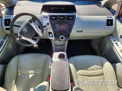 Zdjęcie 8 z 13 samochodu: 2013 TOYOTA PRIUS V TWO VIN:JTDZN3EU9D3197387 - miniatura