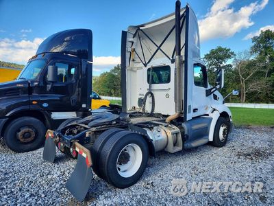 Trzecie zdjęcie samochodu z tyłu: 2020 PETERBILT 579 SEMI TRUCK VIN:1XPBA48XXLD685747 - miniatura