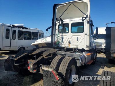 Trzecie zdjęcie samochodu z tyłu: 2022 FREIGHTLINER CASCADIA 116 VIN:3AKBHTDV8NDND5444 - miniatura