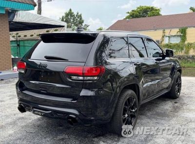 Czwarte zdjęcie samochodu z boku: 2014 JEEP GRAND CHEROKEE SRT-8 VIN:1C4RJFDJ9EC555495 - miniatura