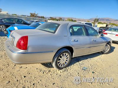 Trzecie zdjęcie samochodu z tyłu: 2007 LINCOLN TOWN CAR SIGNATURE VIN:1LNHM81W17Y620971 - miniatura