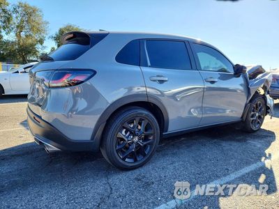 Trzecie zdjęcie samochodu z tyłu: 2025 HONDA HR-V SPORT VIN:3CZRZ1H50SM736935 - miniatura