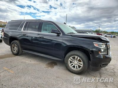 Czwarte zdjęcie samochodu z boku: 2019 CHEVROLET SUBURBAN C1500 LT VIN:1GNSCHKC5KR171225 - miniatura