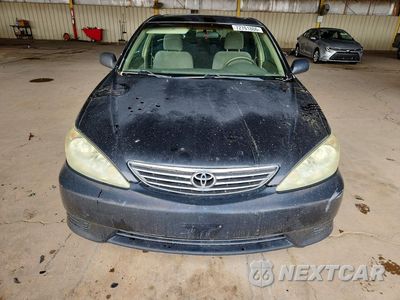 Piąte zdjęcie samochodu w środku: 2005 TOYOTA CAMRY LE VIN:4T1BE30K75U402445 - miniatura