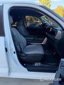 Piąte zdjęcie samochodu w środku: 2024 TOYOTA TUNDRA SR5 VIN:5TFLA5DB9RX212712 - miniatura