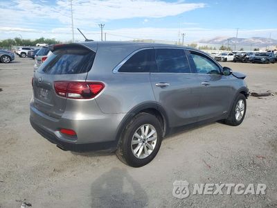 Trzecie zdjęcie samochodu z tyłu: 2019 KIA SORENTO LX V6 VIN:5XYPGDA56KG504478 - miniatura