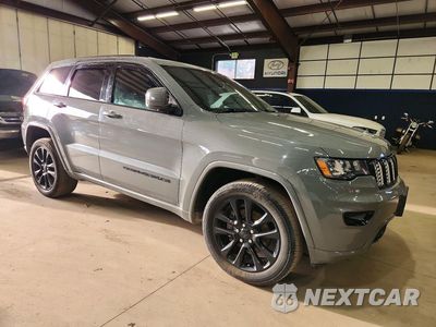 Czwarte zdjęcie samochodu z boku: 2020 JEEP GRAND CHEROKEE LAREDO VIN:1C4RJFAG8LC293474 - miniatura