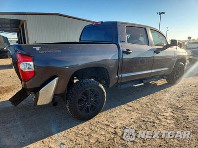 Trzecie zdjęcie samochodu z tyłu: 2018 TOYOTA TUNDRA CREWMAX SR5 VIN:5TFEM5F16JX129196 - miniatura