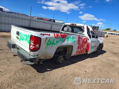 Trzecie zdjęcie samochodu z tyłu: 2018 CHEVROLET SILVERADO K1500 VIN:1GCNKNEH3JZ289688 - miniatura
