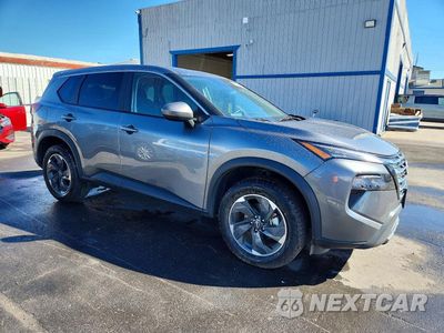 Czwarte zdjęcie samochodu z boku: 2025 NISSAN ROGUE SV VIN:5N1BT3BA2SC828152 - miniatura