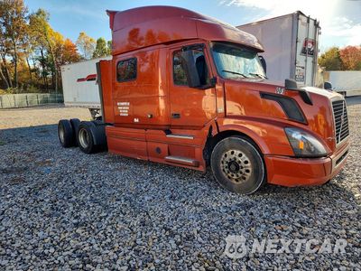 Czwarte zdjęcie samochodu z boku: 2018 VOLVO VNL SEMI TRUCK VIN:4V4NC9EH8JN999508 - miniatura