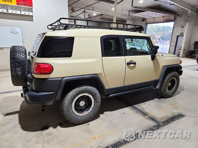 Trzecie zdjęcie samochodu z tyłu: 2010 TOYOTA FJ CRUISER BASE VIN:JTEBU4BF0AK077975 - miniatura