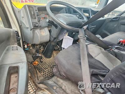 Zdjęcie 8 z 12 samochodu: 2018 ISUZU NPR HD BOX TRUCK VIN:54DC4W1B3JS805397 - miniatura
