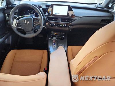 Zdjęcie 8 z 13 samochodu: 2025 LEXUS UX 300H PREMIUM VIN:JTHYBJAH0S2017393 - miniatura