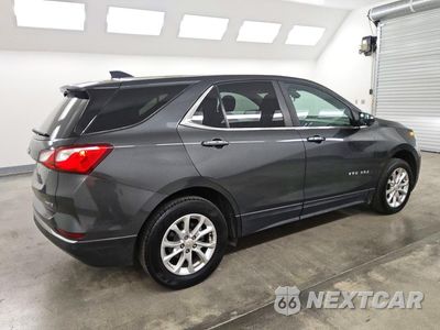 Trzecie zdjęcie samochodu z tyłu: 2021 CHEVROLET EQUINOX LT VIN:2GNAXTEV6M6144176 - miniatura