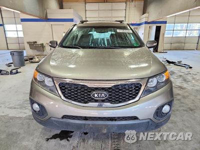 Piąte zdjęcie samochodu w środku: 2011 KIA SORENTO LX VIN:5XYKT3A12BG185979 - miniatura