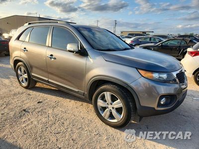 Czwarte zdjęcie samochodu z boku: 2013 KIA SORENTO EX VIN:5XYKU4A67DG337997 - miniatura