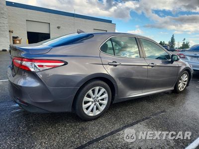 Trzecie zdjęcie samochodu z tyłu: 2020 TOYOTA CAMRY LE VIN:4T1C11AKXLU884618 - miniatura