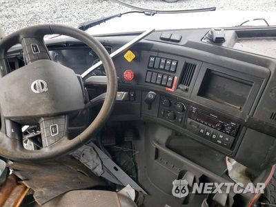 Zdjęcie 8 z 13 samochodu: 2022 VOLVO VNL SEMI TRUCK VIN:4V4NC9EH2NN296816 - miniatura