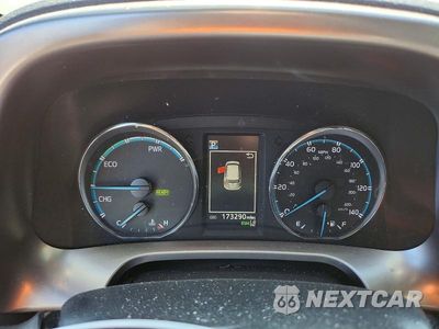 Zdjęcie 9 z 13 samochodu: 2017 TOYOTA RAV4 HV SE VIN:JTMJJREV4HD075878 - miniatura