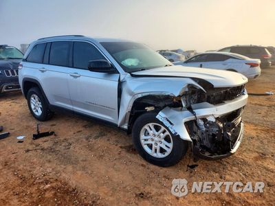 Czwarte zdjęcie samochodu z boku: 2023 JEEP GRAND CHEROKEE LAREDO VIN:1C4RJHAG8PC606606 - miniatura