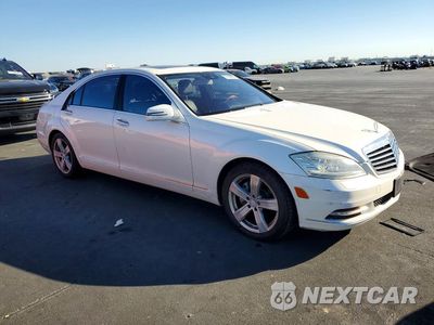 Czwarte zdjęcie samochodu z boku: 2011 MERCEDES-BENZ S 550 VIN:WDDNG7BB7BA389280 - miniatura