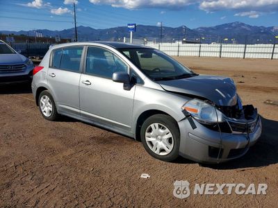 Czwarte zdjęcie samochodu z boku: 2012 NISSAN VERSA 1.8 S VIN:3N1BC1CP9CK292942 - miniatura